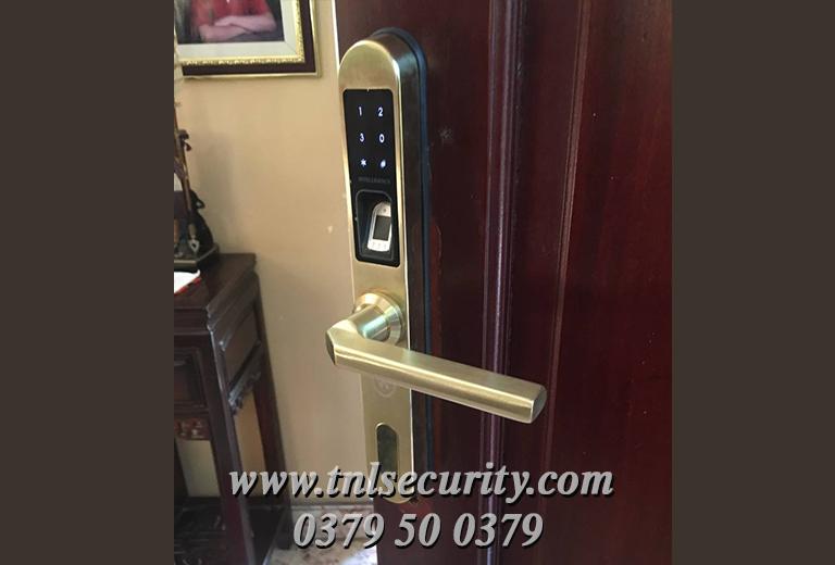 lap-dat-khoa-cua-dien-tu-cho-can-phong